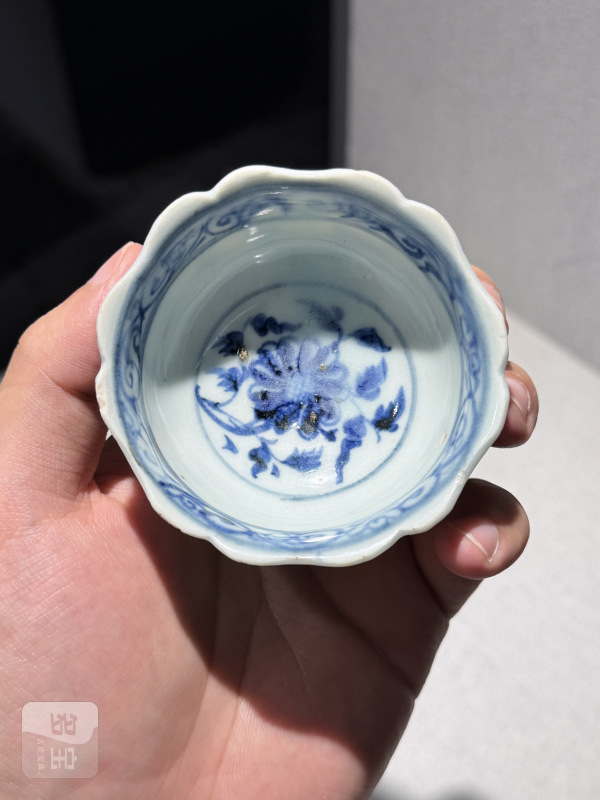 元 青花荷塘鸳鸯纹菱口盘及花口杯一套 - 图14